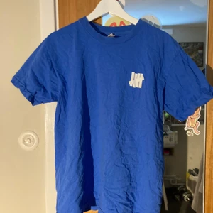 Undefeated  - Undefeated t shirt köpt i butiken i San Francisco för 550kr👽