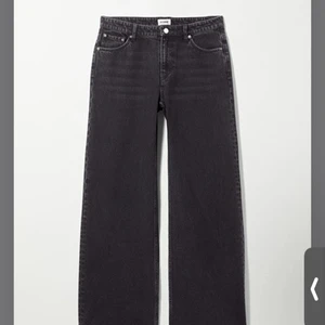 Lågmidjade jeans  - Super fina lågmidjade jeans med vida ben från Weekday i storlek 26/30. Köptes för nån månad sen så knappt använda enbart testade, säljer pga av att de inte kommer till användning.       Som referens är jag 1,62🥰😇 (första bilden är lånad från deras hemsida).                                          Hör av er om ni har nå frågor eller vill ha fler bilder!🥰💞                                                       Köpare står för frakt eller så kan ja mötas upp i Östersund☺️😌