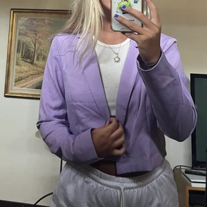 Lila kort kavaj - Supersöt kort kavaj perfekt nu till sommaren! Köpte här på plick men aldrig använd💜