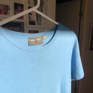 T-shirt - Blå t-shirt som är en fin färg att ha nu till våren och sommaren. Jag är en storlek S och den sitter bra på mig. Kan skicka bilder på🌸😍