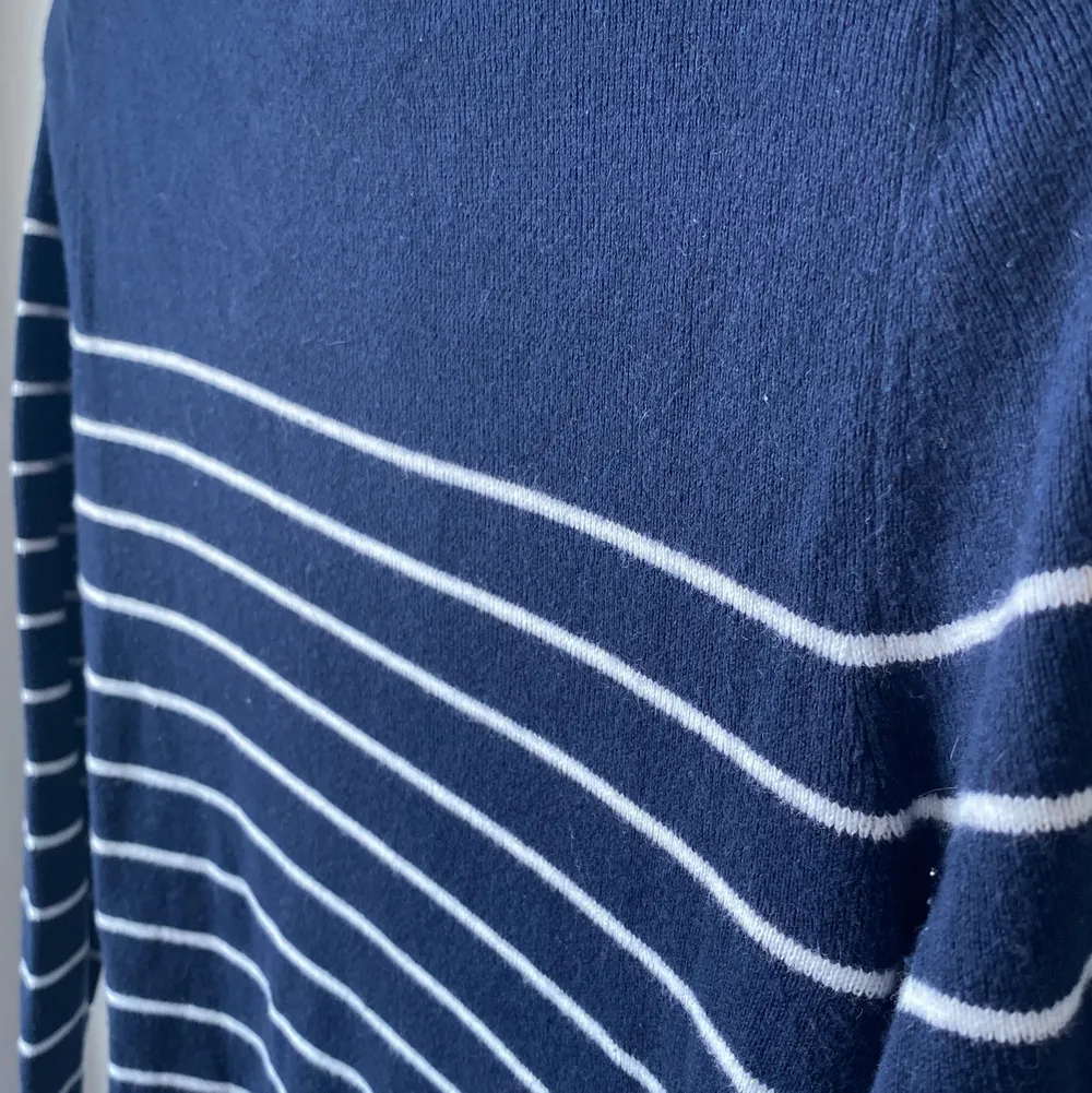 En randig, marinblå stickad tröja från märket Tommy Hilfiger. Tröjan är i väldigt bra skick då den inte kommit till användning. Tröjan är i storleken petit S och är därmed som XS/S. 100% bomull. Skriv för fler bilder :). Stickat.