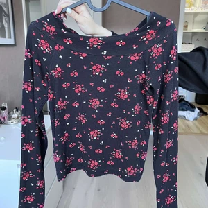 Tröja - Blommig offshoulder tröja i storlek XS.