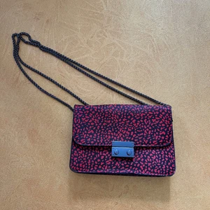 ❣️LITEN VÄSKA I röd/svart från BERSHKA❣️ - ❣️🖤Säljer min lilla röd/svarta väska från Bershka. Köptes  i Polen för 300kr, använd någon enstaka gång. Kan används både som crossbody bag eller över axeln. Ca 20 cm på längden och ca 15 cm på höjden. Har blivit skrapad därav priset, (se sista bilden) , detta syns ej när väskan är stängd, finns dock också lite skrap på ovansidan, syns inte mycket. Kan skicka fler bilder på det om så önskas! 🖤 Kan mötas i Göteborg eller skicka, då betalar köparen för frakt🖤❣️