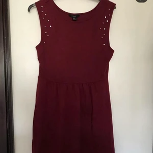 Vinröd klänning  - Kortare vinröd klänning Storlek M fint skick 
