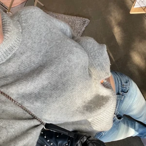 Stickad tröja - Grå stickad tröja från zara med polokrage, använd fåtal gånger❤️‍🔥