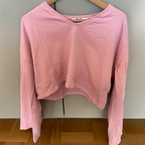 NA-KD topp - Garderobsränsning!☀️ Croptop med långa vida ärmar från NA-KD, knappt använd