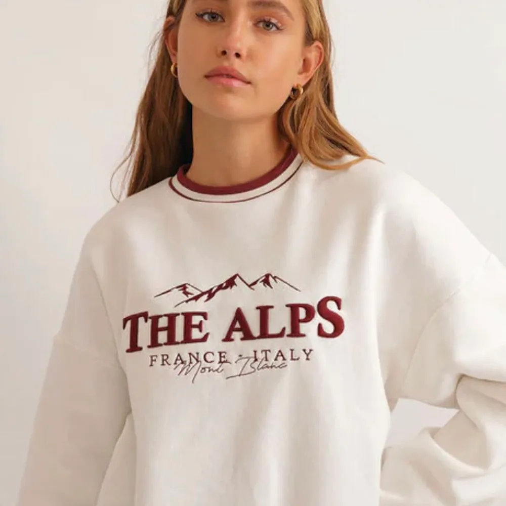säljer min populära the alps sweatshirt från chiquelle pga att den inte kommit till användning :( kom privat för mer bilder. Tröjor & Koftor.