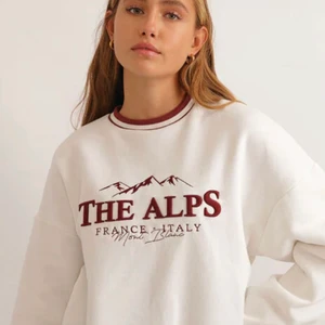 Vit sweatshirt - säljer min populära the alps sweatshirt från chiquelle pga att den inte kommit till användning :( kom privat för mer bilder