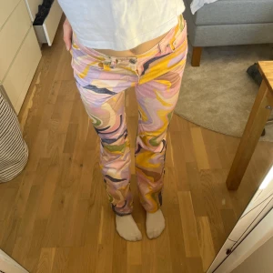Jeans - Färgglada jeans perfekta till våren! Köpte på Zara för ungefär ett år sedan och har endast använt några få gånger. De är midrise så de sträcker sig till en bit under naveln i längd. Säljer dem då de inte riktigt kommer till användning längre. De är i storlek 36 och sitter perfekt på mig som är 170cm💞