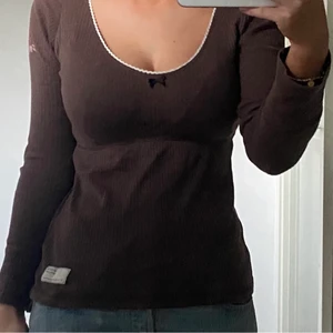 Oddmolly Tröja - (LÅNAD BILD AV TIDIGARE SÄLJARE) Säljer denna jättefina bruna tröja från Oddmolly jag köpte på plick då det inte riktigt var min stil! Finns ett litet hål som knappt syns. Köparen betalar för frakten och katt finns i hem 💞