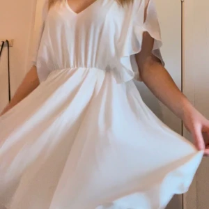 Vit klänning  - Vit vacker klänning som har använts till konfirmeration men kan också användas som studentklänning. Storleken är S och jag är M vilket gör att den kan sitta annorlunda på någon som har storlek S. 