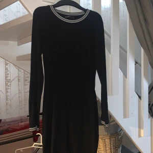 Sommarklänning i svart  - Sommarklänning i svart som är långärmad. Skön o ha på sommarkvällar