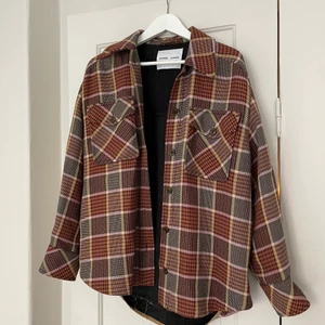 Overshirt/Jacka Samsøe Samsøe - Säljer min fina overshirt från Samsøe Samsøe. Perfekt nu till våren! Säljer pga kommer ej till användning, den är mycket sparsamt använd och i toppskick! Storlek S, passar även M då den är oversized. Nypris 4000-5000kr. Heter Kora overshirt i färgen Misty rose om du vill googla fram fler bilder🥰