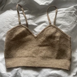 Stickad topp - Gullig stickad topp från hm, aldrig använd!💓