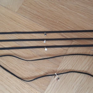 Halsband (chockers) - 4 stycken chockers. Använder dem inte för att jag är allergisk mot nickel. Jag kan skicka mot fraktporto