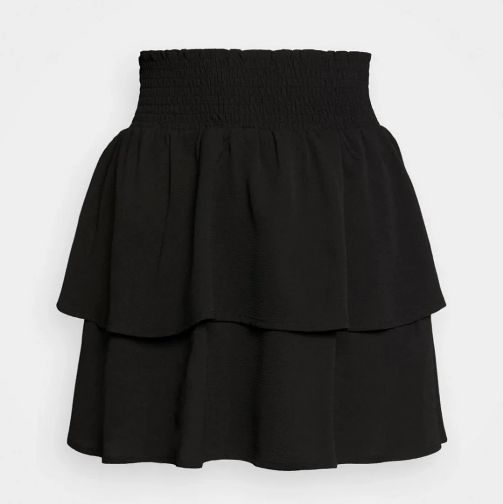 vill kolla intresset på min svarta volang kjol perfekt nu till våren🤍aldrig använd då jag köpte fel storlek, köpt för 299 men säljer för 150🤍kontakta mig för privata bilder eller om du är intresserad🤍. Kjolar.