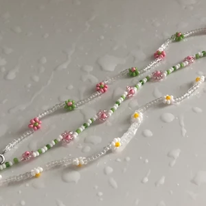 Armband - Pärlade armband i olika färger 25kr för ett eller alla tre för 75kr