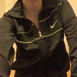 Nike tröja strl 147-158 - Nike tröja i barnstolek 147-158 (12-13 år) men skulle uppskatta att den passar XS/S