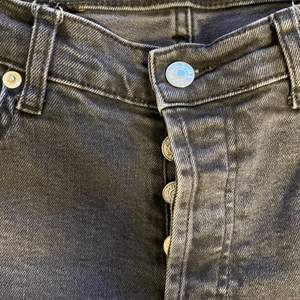 Ett par svarta jeans från NA-KD i storlek … Säljs pågrund av att de är för små. Byxorna är i stretch och kan sitta både lite tajtare och lösare beroende på hur man vill de ska sitta (små i storlek om man vill ha lösa)!