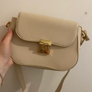 Väldig fin väska från NA-KD - Säljer en väldigt fin beige väska som är från NA-KD. Använd få gånger så väldigt fint skick. 