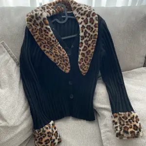 jättesnygga tröja med leopard, passar till vår 