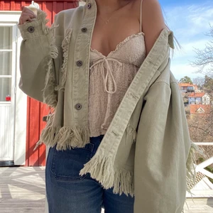 Grön vårjacka - Så fin ljusgrön jacka från Pull&Bear!😍 Perfekt nu till våren och sommaren! Storlek L men sitter snyggt oversized på mig som brukar ha XS/S. Nyskick och köpt för 600kr. Skriv privat för fler bilder🥰