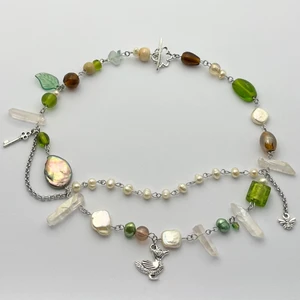 Handgjort halsband - Handgjort halsband med supergullig anka 🦆 featuring: sötvattenspärlor, bergkristall, glaspärlor, fluoritchips 🍃 kedjor/ringar/pins i rostfritt stål. Längd kan justeras vid önskemål :-) Gratis frakt 💌 tar även custom orders & finns på instagram @glumeyard <3 