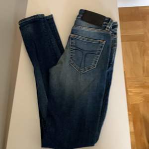 Skinny jeans i nyskick strl 25/30. Köparen står för frakt, men kan ev mötas upp i Stockholm vid köp av flera plagg.