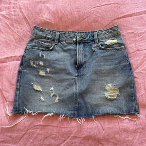 Jeanskjol Zara - Kort jeanskjol från Zara. Sitter snyggt men använder inte.