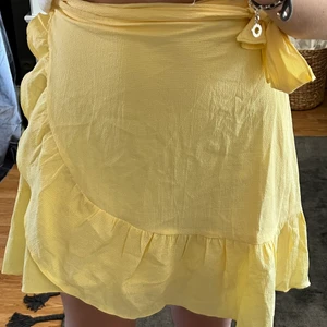 Volangkjol - SUPERfin och gullig volangkjol från vero Moda, i princip nyskick då den är använd max 2 gånger. Säljes pga den inte kommer till användning. Storlek L men jag har xs/s och den sitter bra på mig. Köpare står för frakt 