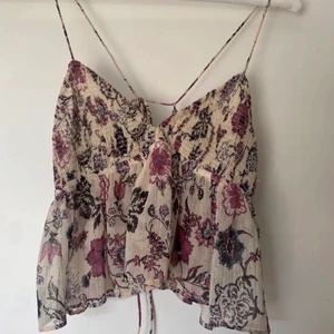 Hårlig sommar topp! - Köpte denna tröja på zara i sommras som nu är slut såld, säljer för att den aldrig kom till användning ❤️ frakten ingår inte i priset