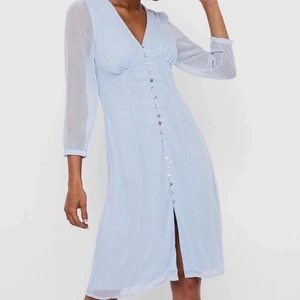 Vero Moda klänning - Säljer nu denna fina Adoore liknande klänning då jag bara använt den en gång. Den är precis som ny!