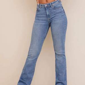Säljer mina ljusblåa bootcut jeans som jag köpte på h&m för några veckor sedan efter som det är för stora. De är använda 1 gång och är som nya. 