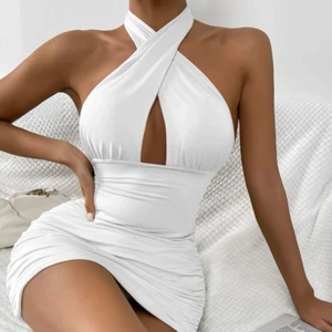 Vit snygg klänning  - 🤍jättesnygg klänning perfekt till fest eller vid andra tillfällen i sommar, tajt och med fina detaljer på sidorna! Tyvärr aldrig använd! 💕skriv vid frågor