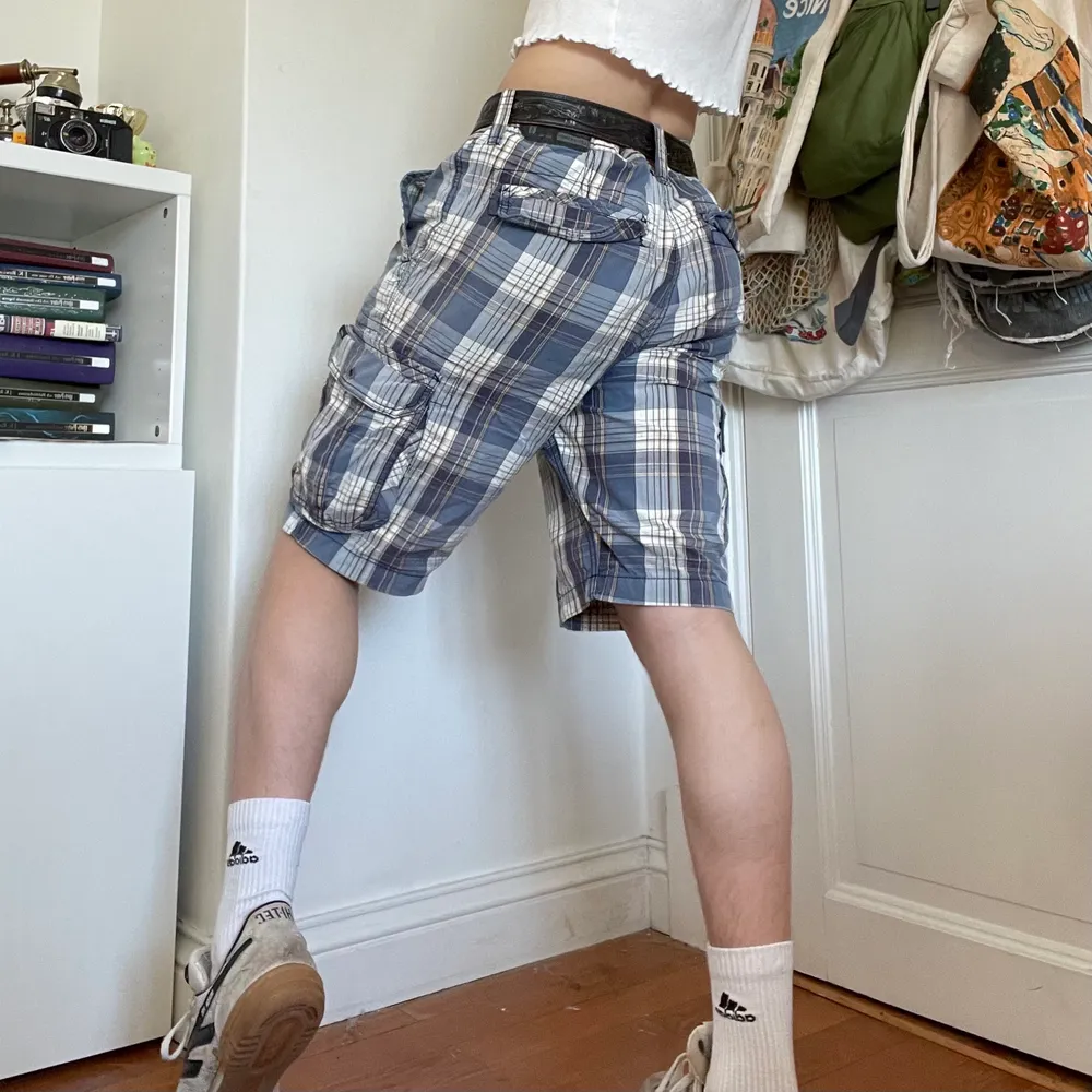 Vintage cargoshorts med blått, vitt och beiget plaid mönster ⚓️ Så snygga till sommaren för en avslappnande look med ett par sneakers och en stickad tröja eller babytee! Perfekta oversized storleken för de fortfarande ska va snygga på! Skriv för mått :). Shorts.