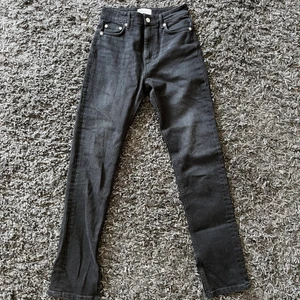 Zara jeans  - Säljer dessa jeans ifrån zara! Endast testade. Egengjorda slitsar längst ner. Frakten ingår inte i priset💗
