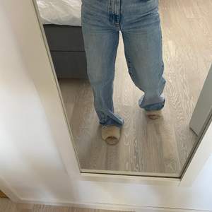 Blåa vida jeans från Gina Tricot strl 36. Hela o rena i bra skick. 200 kr + frakt