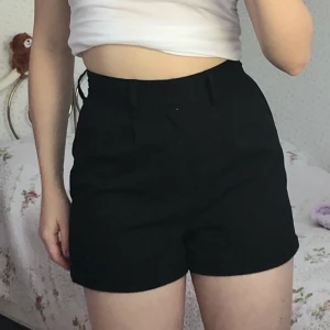 Shorts  - Svarta shorts från New Yorker i storlek Xs/S, använda två gånger. Jätte skön material