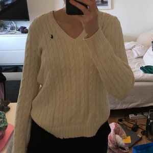 Kabelstickad tröja - Säljer denna kabelstickade tröjan från ralph lauren. Den är i väldigt bra skick, inga slitningar eller fläckar 😊 skriv gärna om ni har frågor eller för fler bilder 🥰