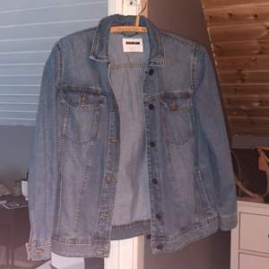 Hej, säljer en noisy may jeans jacka använd 1 gång som ny, säljs för 300kr köpt för 600kr 