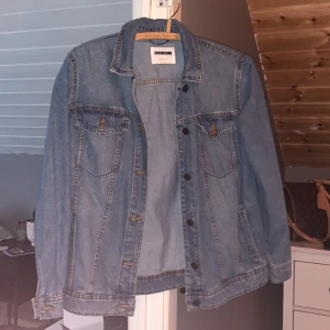 Jeans jacka st S  - Hej, säljer en noisy may jeans jacka använd 1 gång som ny, säljs för 300kr köpt för 600kr 