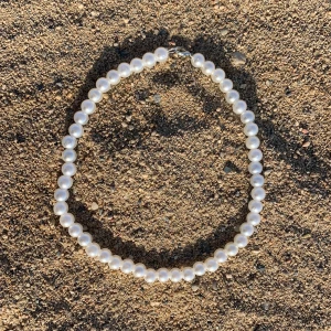 Vitt pärlhalsband ✨ - Handmade pärlhalsband, trendig till sommaren!! Går även att få med smiley, frukter osv. Kolla in hannashoops.com för mer!💖💖 mått på halsbandet får du välja själv utefter önskemål✨