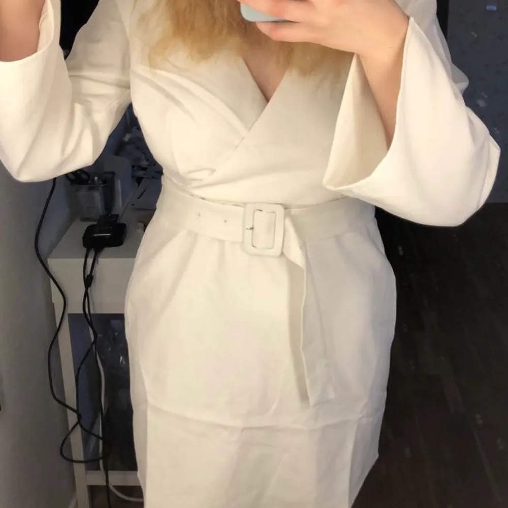 Fin vit klänning från Linn Ahlborg x NA-KD. Köpt för 2 år sedan men aldrig använd, prislapp kvar. Öppen i ryggen. Perfekt som studentklänning 🌸. Klänningar.