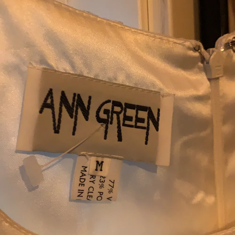 Hej, säljer en vit Ann green kläning storlek m köpt för 1795kr begagnad lapp finns kvar aldrig använd i ny skick . Klänningar.