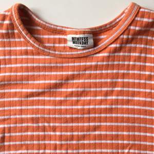 Orange- och vitrandig t-shirt från weekday🧡🤍