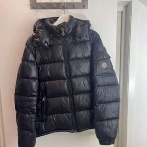 Moncler Maya Size 4 (L-XL) - En äldre Moncler Maya men som fortfarande är i väldigt bra skicka förutom att fickan på armen där Moncler loggan sitter inte går att öppna. Detta beror på att när jag la in jackan för säsongen så hade den vikit sig och blivit böjd när jag tog ut den för nästa säsong. Vilket resulterade i att den pekade utåt hela tiden. Så jag applicerade lite lite lim för att den inte skulle sticka ut. En kemtvätt så är den som ny förutom att man inte kan öppna den fickan då. Men man använder aldrig den fickan ä