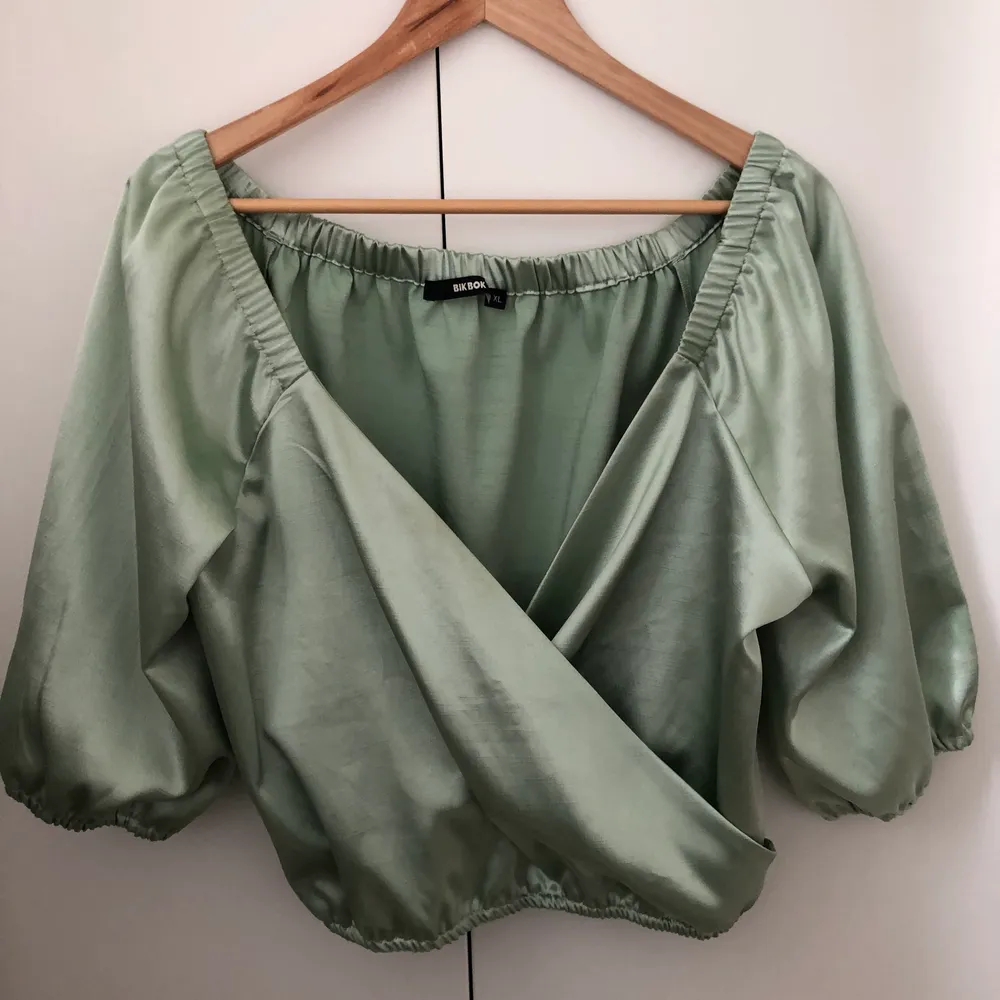 Superfin grön tröja från Bikbok som knappt är använd. Tröjan är i storlek XL men skulle snarare säga att den passar som en M/L. Min syster som har på sig tröjan på första bilden har vanligtvis S eller M. Köparen står för frakten. Toppar.