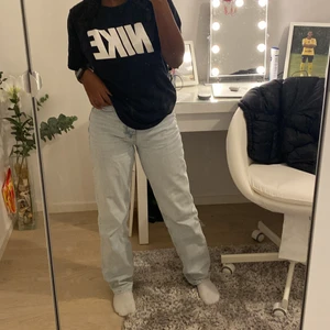 90s jeans - Säljer en av mina favorit jeans pga att jag har två likadana💕 Modellen är straight 90s jeans och dem är i bra skick✨ dem sitter jättebra på mig som är 160cm lång❤️ jag köpte dem för 600kr i höstas💕 om ni har fler frågor är det bara och fråga❤️