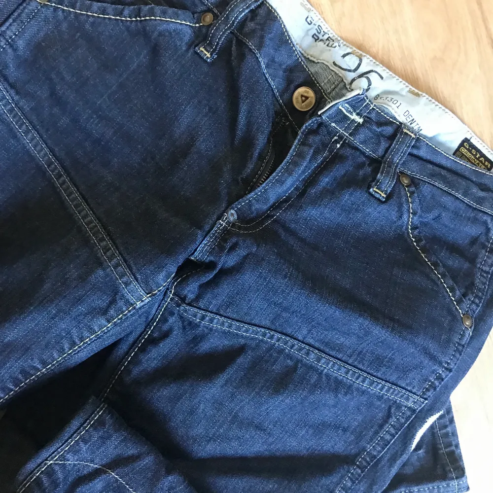 Säljer ett par Gstar jeans i fint skick och storleken är 30/32 och säljer dom för 200 kronor och köparen står för frakten . Jeans & Byxor.