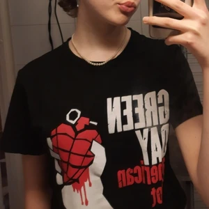 GREEN DAY AMERICAN IDIOT T-SHIRT  - Säljer denna fina Green Day T-shirt eftersom den inte kommer till användning. Storlek S men passar M också. Köpt på Punkt Shop i Stockholm för 200 kr. Den har använts fåtal gånger varsamt. Skriv om du har frågor eller vill se fler bilder 💗 Pris och frakt kan diskuteras. Möts gärna upp i Stockholm!!!